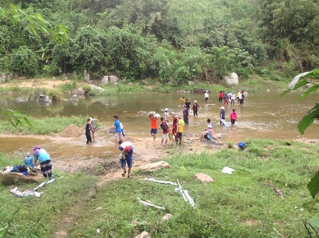 Sinh viên các trường Đại học Đà Nẵng tham gia chiến dịch tình nguyện hè tại Nam Giang. Ảnh: MỸ LINH