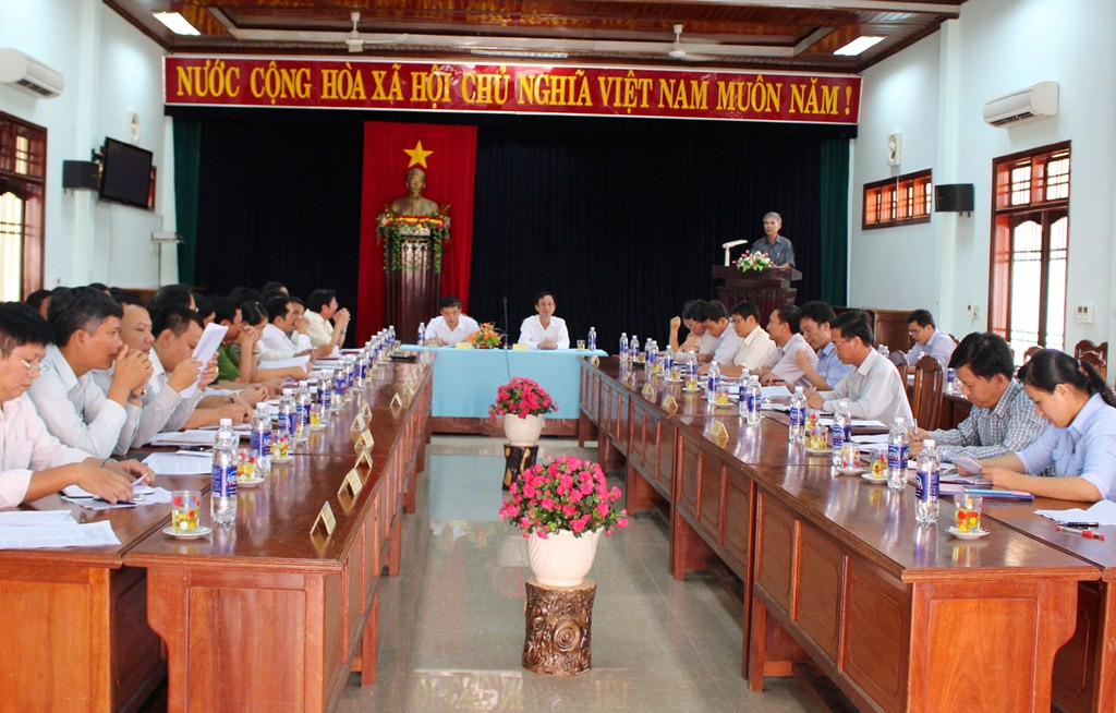 Qaung cảnh buổi làm việc giữa Thường trực HĐND tỉnh với lãnh đạo huyện Phước Sơn. Ảnh: CTV