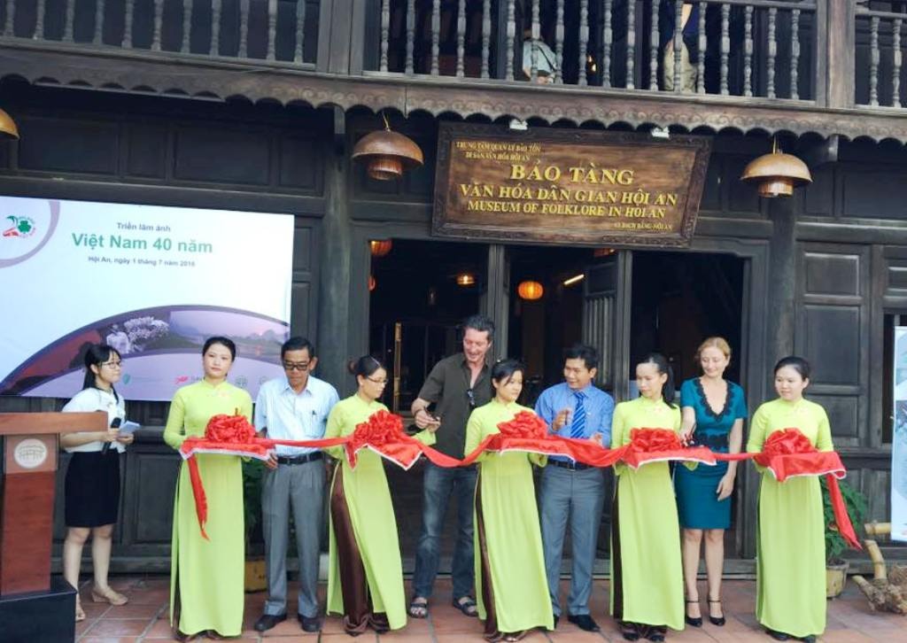 Cutting red ribbon to open the exhibition 