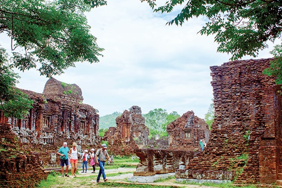 Du khách tham quan Khu di tích Mỹ Sơn.Ảnh: PHƯƠNG THẢO