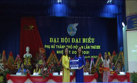 Hội LHPN thành phố Thanh Hóa kết nghĩa tặng một mái ấm tình thương cho Hội LHPN Hội An tại Đại hội lần thứ 14, nhiệm kỳ 2016 -2021. Ảnh: Lê Hiền