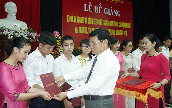 Lãnh đạo Trường Chính trị tỉnh trao chứng nhận tốt nghiệp cho học viên khóa IV - Đề án 500. Ảnh:  HÀN GIANG