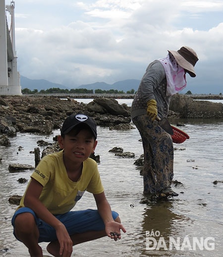 Hè đến, em Nguyễn Văn Phong chia sẻ gánh nặng mưu sinh với mẹ mỗi ngày.