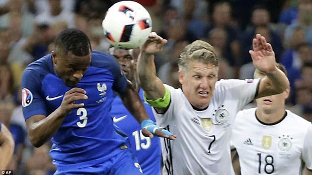 Pha chơi bóng bằng tay của Bastian Schweinsteiger.