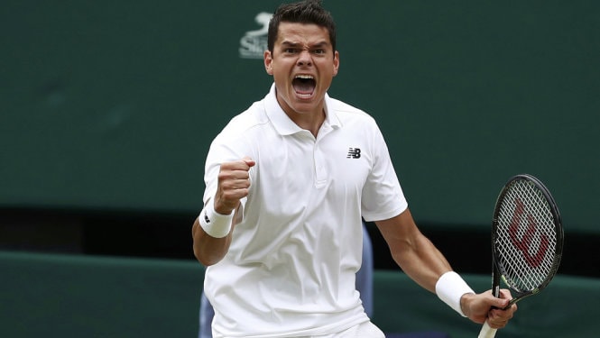 Milos Raonic ăn mừng chiến thắng trước Roger Federer. Ảnh: Reuters