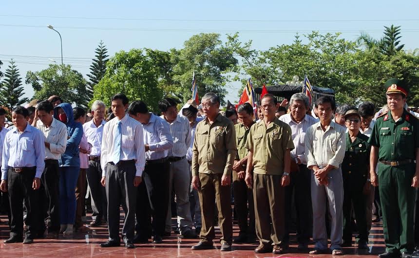 Lãnh đạo huyện Duy Xuyên cùng người dân và đồng đội đến viếng hương các liệt sĩ.