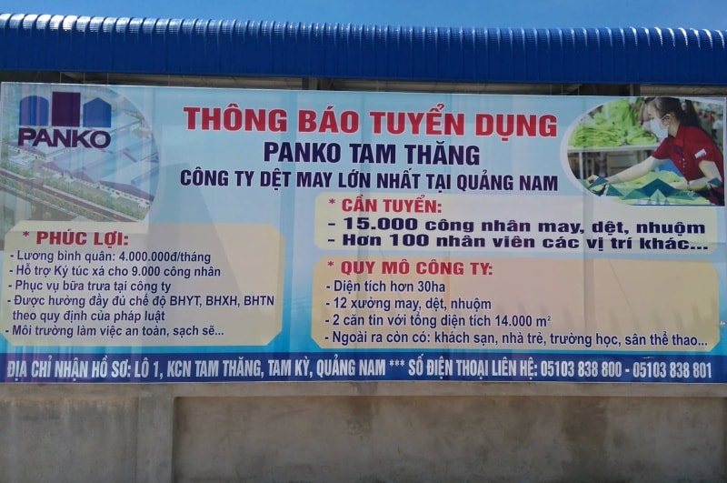 Bảng thông báo tuyển dụng treo phía trước công ty ghi lương bình quân 4 triệu đồng nhưng thực tế không phải như vậy. Ảnh: VINH ANH