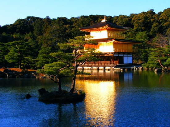 Chùa Vàng Kyoto với sắc màu lung linh khi hoàng hôn buông xuống