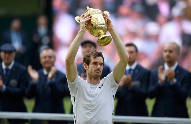 Murray nâng cao chức vô địch Wimbledon 2016. Ảnh: Reuters