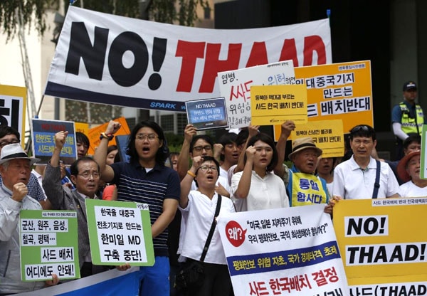 Người dân Hàn Quốc tuần hành gần Đại sứ quán Mỹ ở Seoul ngày 11-7 phản đối việc triển khai THAAD. Ảnh: AP