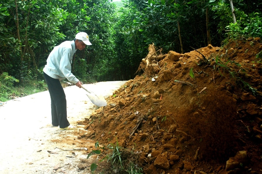 Dù khuyết tật nhưng ông Xứng không ngại những việc chung.