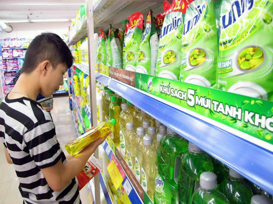 Người tiêu dùng nên lựa chọn các loại nước rửa chén có thương hiệu để đảm bảo sức khỏe. Ảnh: P.A