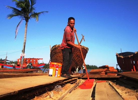 Cơ sở sửa chữa, đóng mới tàu thuyền của ông Đỗ Văn Thành. Ảnh: THÀNH LINH