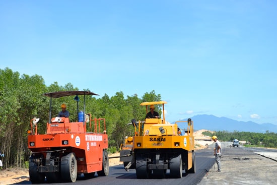 Thảm bê tông nhựa đầu tiên trên phần đường chính gói thầu số 4.