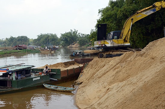 Bến bãi kinh doanh cát ở phường Điện Minh, thị xã Điện Bàn. Ảnh: TR.HỮU