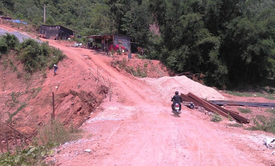 Con dốc Ba Nga cao chót vót, lâu nay gây khó khăn cho người tham gia giao thông. Ảnh: Hoàng Liên