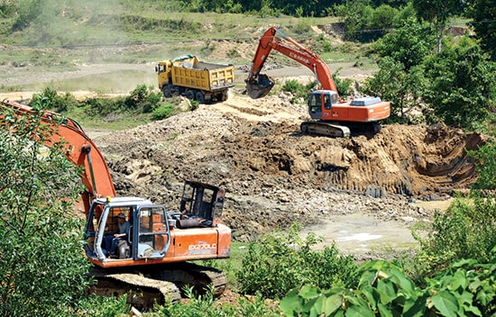 Tận thu đất sét sát chân cầu Hố Lấm (thôn Hòa Hữu Tây, xã Đại Hồng, Đại Lộc) vào năm 2015.Ảnh: TRẦN HỮU