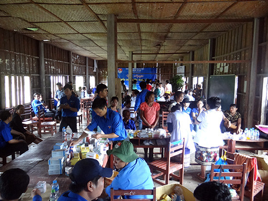 “Bệnh viện” dã chiến của đoàn thanh niên tình nguyện Quảng Nam đóng ở ngôi trường nhỏ trong bản Kasangkang.