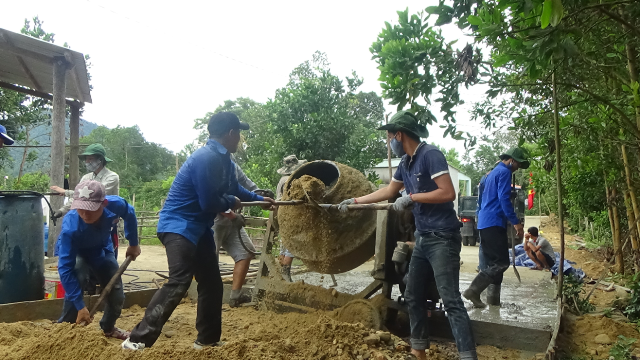 Sinh viên trường Cao đẳng GTVT, Đoàn thanh niên Cảnh sát cơ động (Bộ Công an) tham gia tình nguyện tại Đông Giang. Ảnh: MỸ LINH