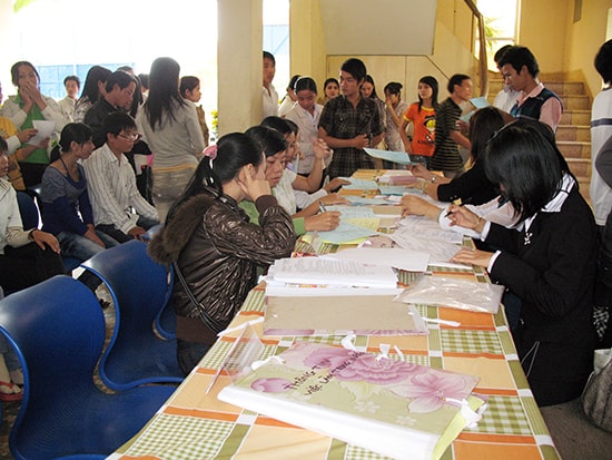 Vòng quay “tuyển dụng - đào tạo - sử dụng lao động” vẫn diễn ra hàng ngày. Ảnh: D.LỆ