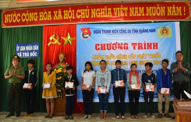 Tặng quà cho các em học sinh có hoàn cảnh khó khăn. Ảnh: VĂN THẮNG