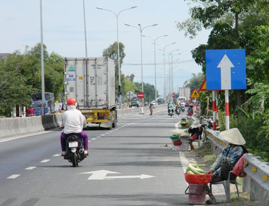 “Chợ” di động trên quốc lộ đoạn qua xã Bình Phục (Thăng Bình). Ảnh: T.H