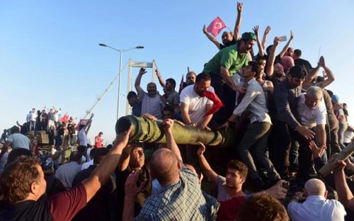 Những người ủng hộ Tổng thống Thổ Nhĩ Kỳ Tayyip Erdogan hò reo chiến thắng trên cầu Bosphorus ở thành phố Istanbul  - Ảnh: Reuters.