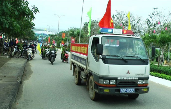 Lực lương Công an huyện Tiên Phước diễu hành tuyên truyền Luật ATGT đường bộ trên địa bàn. Ảnh: N.H