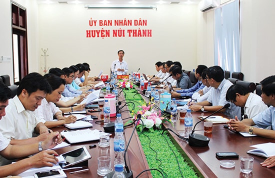 Thường trực HĐND tỉnh và các Ban HĐND tỉnh giám sát tình hình phát triển kinh tế - xã hội huyện Núi Thành 6 tháng đầu năm 2016. Ảnh: NG.ĐOAN