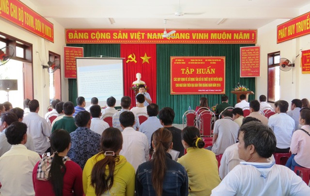Tập huấn tần số và thiết bị vô tuyến điện cho đông đảo ngư dân huyện Thăng Bình. Ảnh: H.Liên