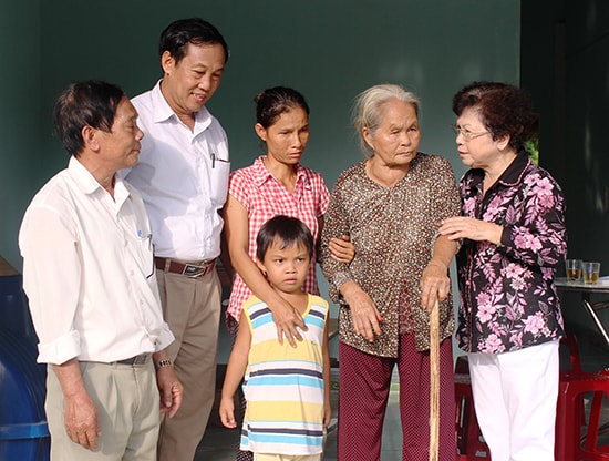 Chị Nguyễn Thị Hà (xã Đại Lãnh) bên mẹ già và con nhỏ đón nhận căn nhà mới khang trang. Ảnh: B.L