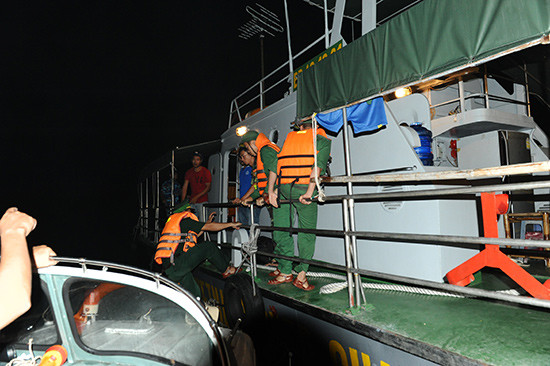 Ca nô cứu hộ Biên phòng Cửa Đại tiếp cận tàu cá