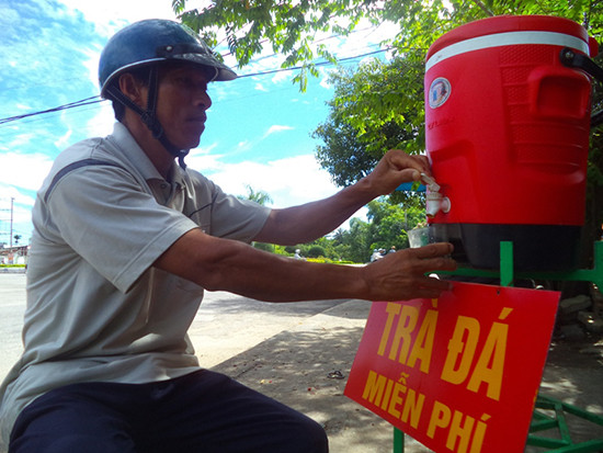 Một điểm đặt bình nước uống miễn phí trên đường Hùng Vương (TP.Tam Kỳ).