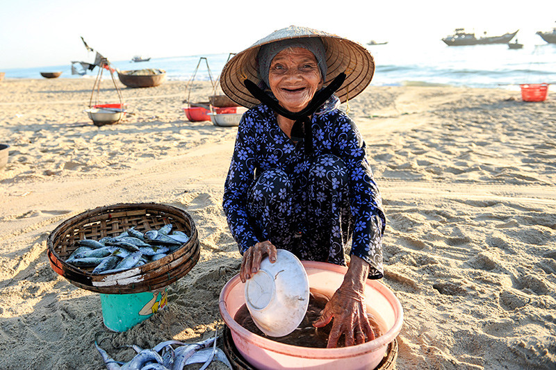 Niềm vui ngày mới của một bà lão nơi chợ cá.