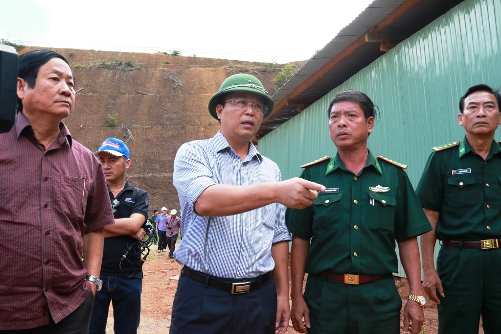 Ông Thanh trực tiếp kiểm tra và bàn phương án tại khu vực nghi có tập kết gỗ pơ mu. AEnh: C.N