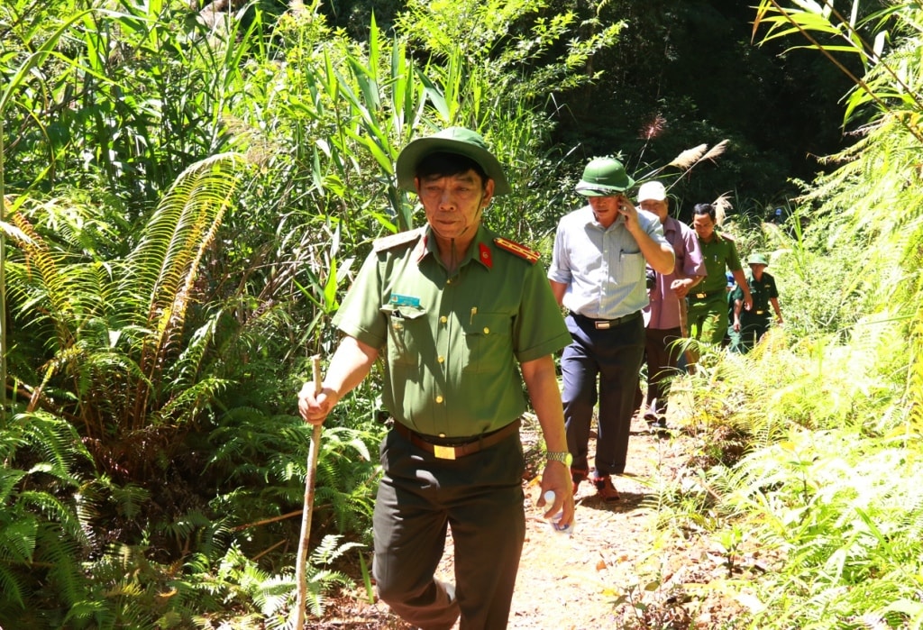 Đoàn kiểm tra liên ngành vượt hơn 1 giờ đồng trên đường tiếp cận hiện trường. Ảnh: C.N