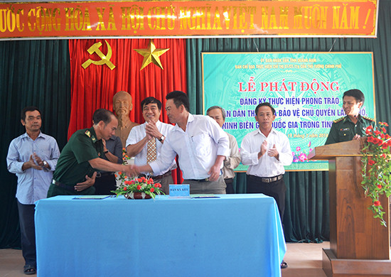 Các lực lượng chức năng và người dân trên địa bàn huyện Thăng Bình ký kết các nội dung bảo vệ chủ quyền lãnh thổ, an ninh biên giới quốc gia. 