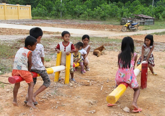 Trẻ em thôn Aró thích thú chơi bập bênh. Ảnh: C.H