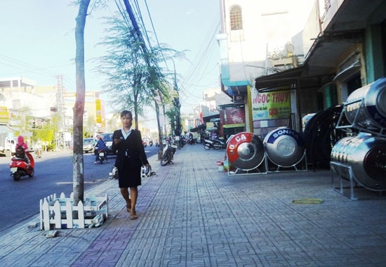 Các hộ dân buôn bán, kinh doanh trên đường Phan Châu Trinh được thuê vỉa hè nhưng đảm bảo hành lang cho người đi bộ.