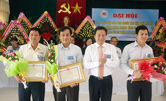 Phó Chủ tịch UBND tỉnh Lê Văn Thanh trao Bằng khen của UBND tỉnh cho 3 đơn vị có những đóng góp tích cực cho các chương trình bảo trợ xã hội của tình.