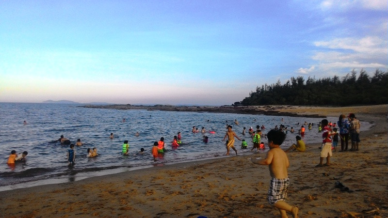 Hàng trăm người dân đổ về bãi tắm tự phát bãi biển Bà Tình (xã Tam Quang).