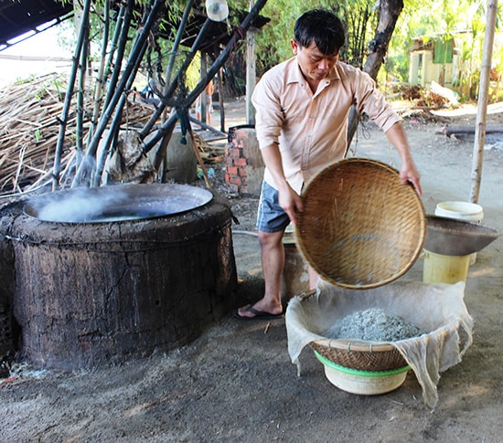 Từ sáng sớm, người dân đã dậy nấu hến để kịp cung ứng cho các đầu mối.