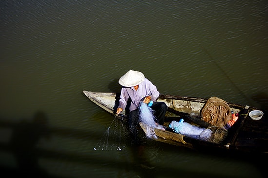 Thả lưới trên sông. Ảnh: PHƯƠNG THẢO