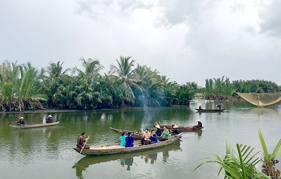 Bình yên một quãng sông nơi phố Hội. Ảnh: CHU THỤY