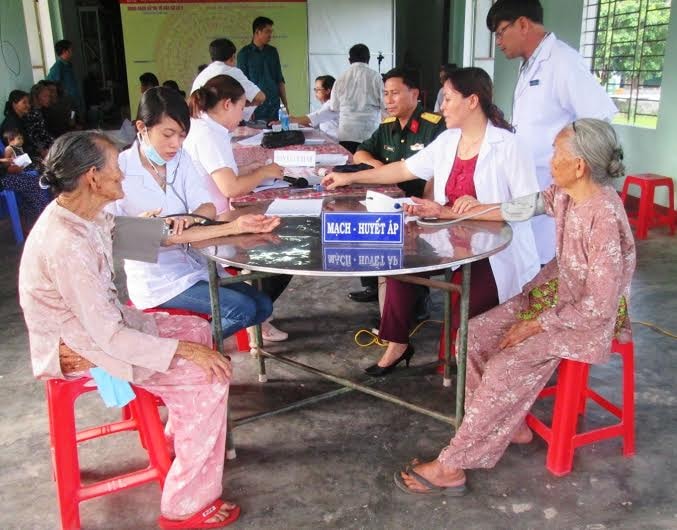 Các cụ cao tuổi lần lượt được đo huyết áp. Ảnh: HOÀI NHI