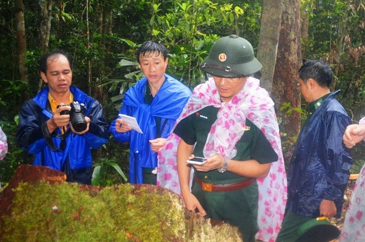 Thiếu tướng cùng đoàn làm việc Bộ Tư lệnh kiểm tra tại hiện trường vụ phá rừng