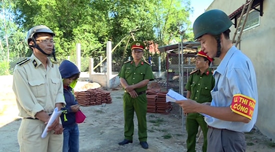 Bí thư Đảng ủy kiêm Chủ tịch UBND phường Hòa Thuận - Nguyễn Trường Sơn (bên phải) trực tiếp giải quyết vi phạm trật tự xây dựng tại địa phương.