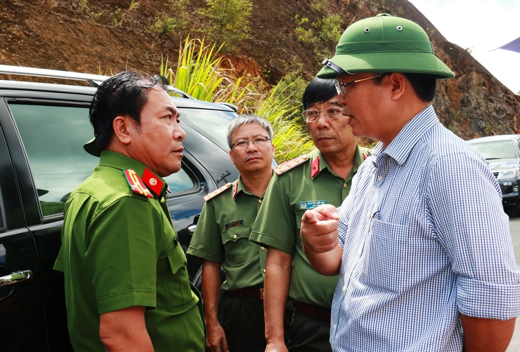 Phó Chủ tịch UBND tỉnh Lê Trí Thanh (bên phải) trực tiếp chỉ đạo tại tại buổi kiểm tra hiện trường vụ phá rừng pơ mu, Ảnh: C.N