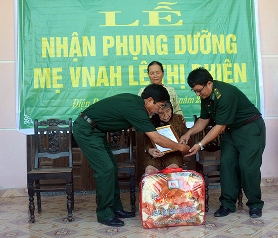 Đai diện Đồn Biên phòng Đắc Pring, Bộ đội Biên phòng Quảng Nam trao quyết định nhận phụng dưỡng Mẹ Việt Nam anh hùng Lê Thị Phiên.