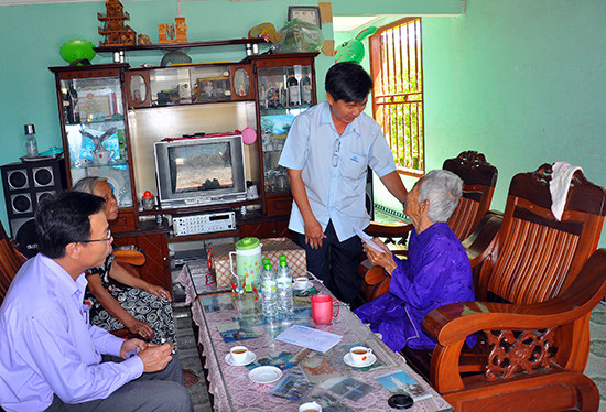 Đại diện Công đoàn Báo Quảng Nam thăm hỏi, tặng quà Mẹ Việt Nam anh hùng Trương Thị Hâu (phường Điện Dương, thị xã Điện Bàn)